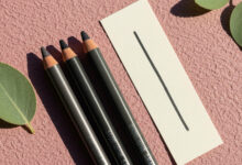 A review of the best no-tug eyeliner pencils, showing three products and a smooth swatch that demonstrates a gentle glide suitable for mature eyelids.